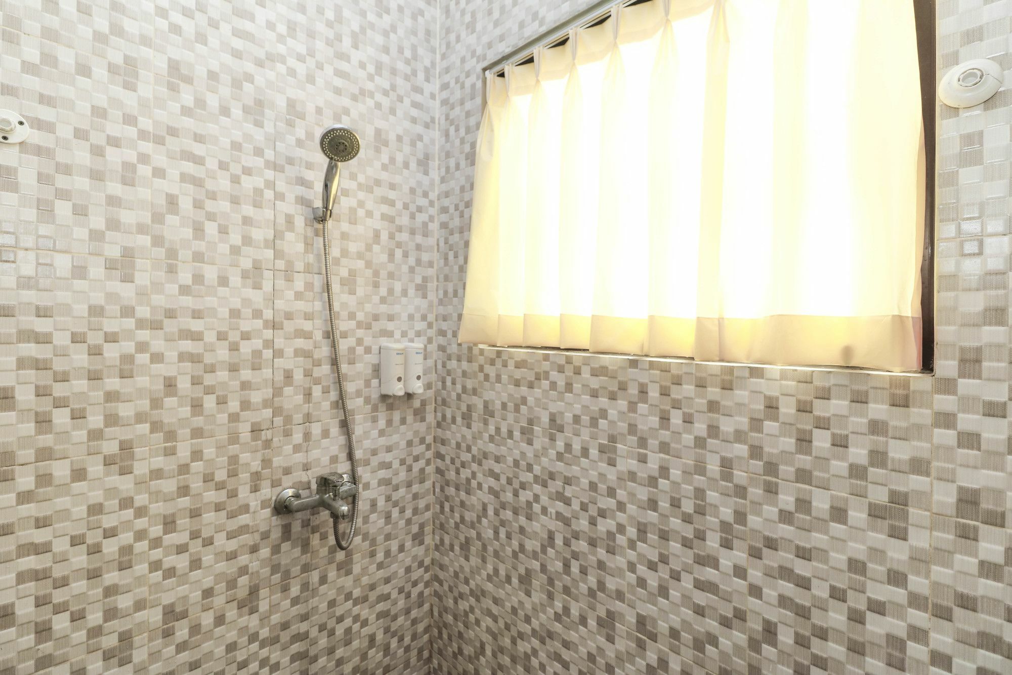 Wisma tamu Reddoorz Near Cibubur Junction Jakarta